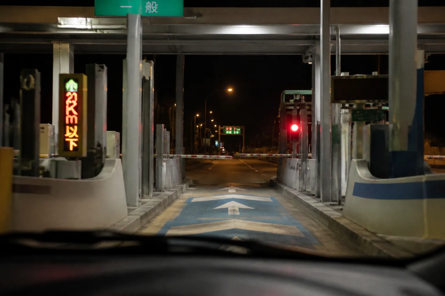 高速道路の深夜割引を確実に適用させる方法:明日の長距離ドライブで迷わない料金所の通過タイミング