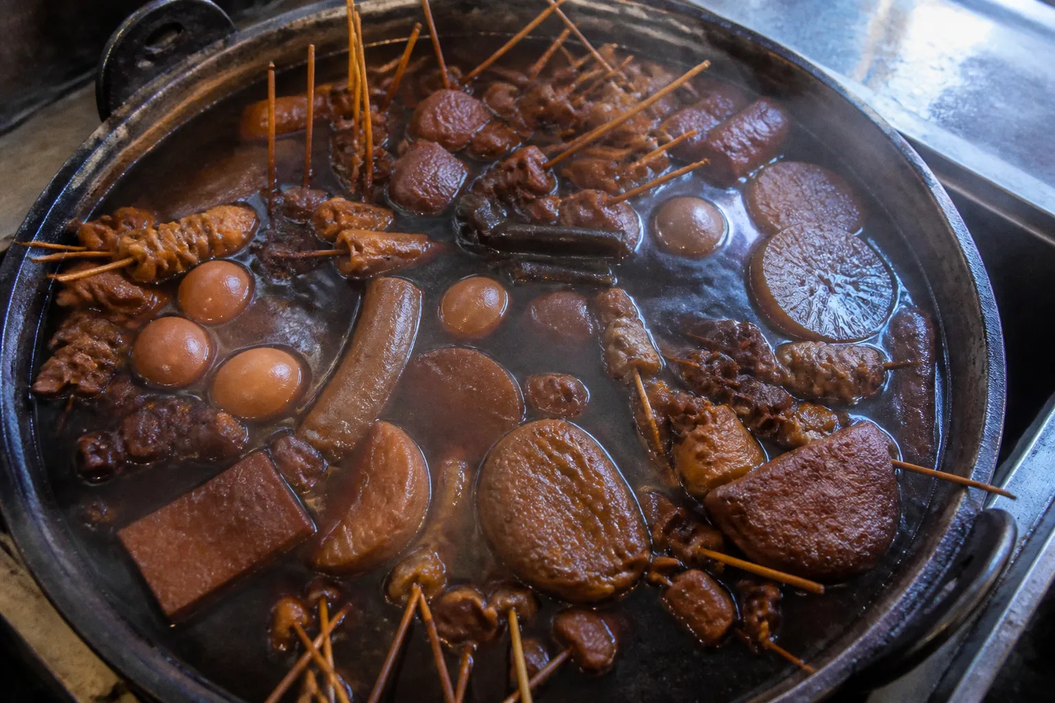 静岡おでんのスープが黒い理由:継ぎ足しの歴史と独特の具材が育む旨味の構造