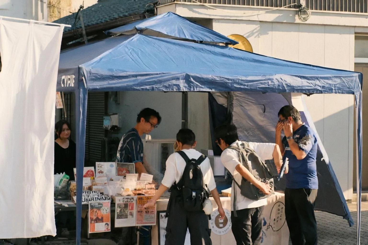 JR指宿枕崎線が運ぶ地域の恵み、列車と特産品が織りなす朝市の風景