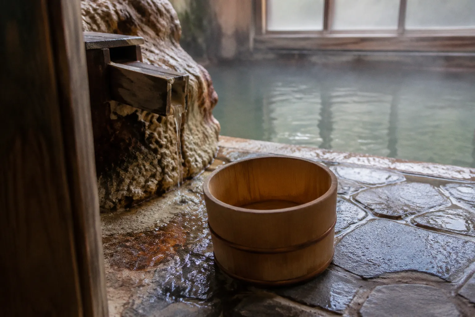温泉から上がる時にシャワーで流すべき?泉質別の判断基準